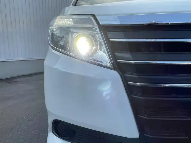 トヨタ ノア X ディライトプラス 大阪府 2016(平28)年 11万km ホワイトパールクリスタルシャイン (株)IDOMが運営する【じしゃロン東大阪店】の自社ローン対象車両になります。こちらは現金ご利用時の価格です。自社ローンご希望の方は別途その旨お申付け下さい。/ 社外メモリナビ/　◯ CD再生機能/　◯ DVD再生機能/　◯ フルセグ対応TV/　◯ BT対応/ フリップダウンモニター/ 両側パワースライドドア/ ステアリングスイッチ/ プッシュスタート/ ETC/ バックカメラ/ ウインカーミラー/ ドアバイザー/ 純正フロアマット