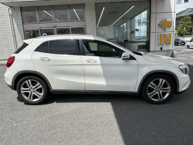 メルセデス・ベンツ ＧＬＡ１８０ 奈良県 2016(平28)年 8.4万km カルサイトホワイト 純正ナビ（ＳＤ／ＵＳＢ／ＢＴ／ＣＤ／フルセグＴＶ）/パワーバックドア/衝突軽減システム/ハーフレザー/前席シートヒーター/パドルシフト/クリアランスソナー/革巻きステアリング/ISOFIX/クルーズコントロール/BSM/フォグ/１８インチAW/スペアキーｘ１/保証書・取説