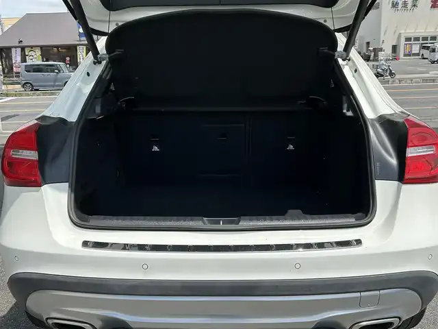 メルセデス・ベンツ ＧＬＡ１８０ 奈良県 2016(平28)年 8.4万km カルサイトホワイト 純正ナビ（ＳＤ／ＵＳＢ／ＢＴ／ＣＤ／フルセグＴＶ）/パワーバックドア/衝突軽減システム/ハーフレザー/前席シートヒーター/パドルシフト/クリアランスソナー/革巻きステアリング/ISOFIX/クルーズコントロール/BSM/フォグ/１８インチAW/スペアキーｘ１/保証書・取説