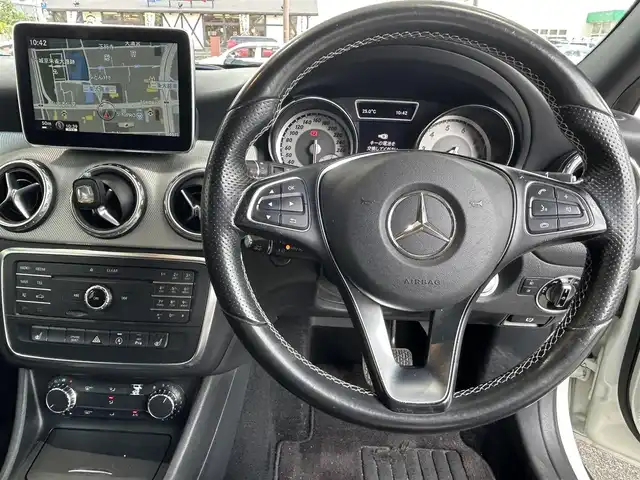 メルセデス・ベンツ ＧＬＡ１８０ 奈良県 2016(平28)年 8.4万km カルサイトホワイト 純正ナビ（ＳＤ／ＵＳＢ／ＢＴ／ＣＤ／フルセグＴＶ）/パワーバックドア/衝突軽減システム/ハーフレザー/前席シートヒーター/パドルシフト/クリアランスソナー/革巻きステアリング/ISOFIX/クルーズコントロール/BSM/フォグ/１８インチAW/スペアキーｘ１/保証書・取説