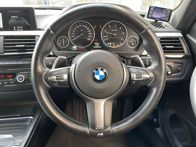 ＢＭＷ ３２０ｄ Mスポーツ 兵庫県 2014(平26)年 11.2万km アルピンホワイトⅢ 保証書・取説・有/純正メモリーナビ・フルセグ・BT・CD・DVD・FM・AM/ETC/バックカメラ/クルーズコントロール/車線逸脱防止支援システム/衝突被害軽減ブレーキ/アイドリングストップ/パドルシフト/パワーバックドア/プッシュスタート/スマートキー×1/純正フロアマット