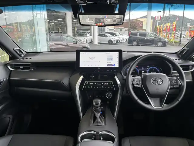 トヨタ ハリアー Z 京都府 2024(令6)年 1万km プラチナホワイトパールマイカ トヨタセーフティセンス/・プリクラッシュセーフティ/・レーダークルーズコントロール/・ロードサインアシスト/・ドライバー異常時対応システム/・レーントレーシングアシスト/・アダブティブハイビームアシスト/・カーブ速度抑制機能/・低速時加速抑制機能/純正12.3インチメモリーナビ、地デジ、Bluetooth/JBLサウンドシステム/USB端子/運転席パワーシート/ビルトイン2.0ETC/デジタルインナーミラー/パワーバックドア/LEDヘッドランプ/スペアキー