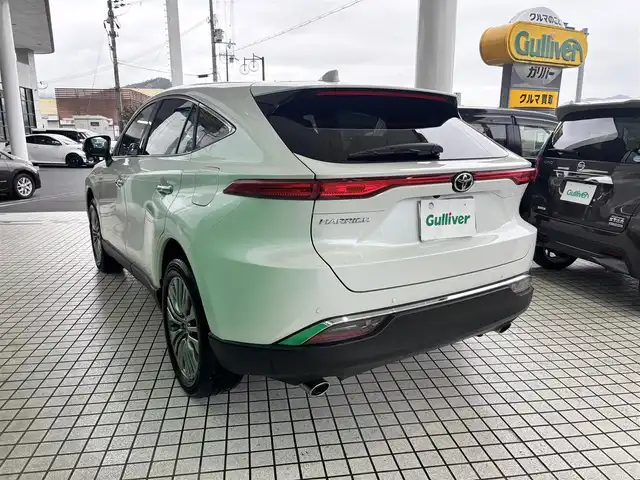 トヨタ ハリアー Z 京都府 2024(令6)年 1万km プラチナホワイトパールマイカ トヨタセーフティセンス/・プリクラッシュセーフティ/・レーダークルーズコントロール/・ロードサインアシスト/・ドライバー異常時対応システム/・レーントレーシングアシスト/・アダブティブハイビームアシスト/・カーブ速度抑制機能/・低速時加速抑制機能/純正12.3インチメモリーナビ、地デジ、Bluetooth/JBLサウンドシステム/USB端子/運転席パワーシート/ビルトイン2.0ETC/デジタルインナーミラー/パワーバックドア/LEDヘッドランプ/スペアキー