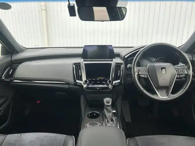 トヨタ クラウン ハイブリッド RS アドバンス 熊本県 2019(平31)年 1.6万km ホワイトパールクリスタルシャイン 純正ナビBluetooth/AM/FM/CD/DVD/SD/USB/Miracast/AUX/・DTV/トヨタセーフティセンス/・レーントレーシングアシスト/・プリクラッシュセーフティ/・ブラインドスポットモニター/・クリアランスソナー/・リアクロストラフィックアラート/・パーキングサポート/・ロードサインアシスト/・先行車発進お知らせ機能/・レーダークルーズコントロール/ヘッドアップディスプレイ/ポジションメモリーシート/フォグランプ/パドルシフト/電子パーキングブレーキ/ETC2.0/バックカメラ/電動格納ミラー/・ウィンカーミラー/革巻きステアリング/・ステアリングヒーター/シートヒーター/トランクオープナー/SOSボタン/ステアリングスイッチ/プッシュスタート/スマートキー/スペアキー/カードキー/純正フロアマット/純正アルミホイール
