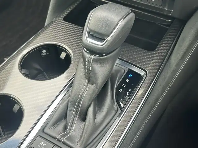 トヨタ クラウン ハイブリッド RS アドバンス 熊本県 2019(平31)年 1.6万km ホワイトパールクリスタルシャイン 純正ナビBluetooth/AM/FM/CD/DVD/SD/USB/Miracast/AUX/・DTV/トヨタセーフティセンス/・レーントレーシングアシスト/・プリクラッシュセーフティ/・ブラインドスポットモニター/・クリアランスソナー/・リアクロストラフィックアラート/・パーキングサポート/・ロードサインアシスト/・先行車発進お知らせ機能/・レーダークルーズコントロール/ヘッドアップディスプレイ/ポジションメモリーシート/フォグランプ/パドルシフト/電子パーキングブレーキ/ETC2.0/バックカメラ/電動格納ミラー/・ウィンカーミラー/革巻きステアリング/・ステアリングヒーター/シートヒーター/トランクオープナー/SOSボタン/ステアリングスイッチ/プッシュスタート/スマートキー/スペアキー/カードキー/純正フロアマット/純正アルミホイール