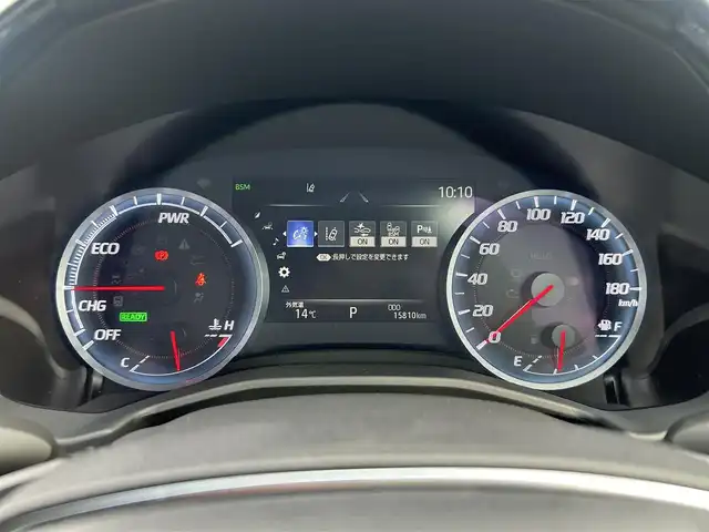 トヨタ クラウン ハイブリッド RS アドバンス 熊本県 2019(平31)年 1.6万km ホワイトパールクリスタルシャイン 純正ナビBluetooth/AM/FM/CD/DVD/SD/USB/Miracast/AUX/・DTV/トヨタセーフティセンス/・レーントレーシングアシスト/・プリクラッシュセーフティ/・ブラインドスポットモニター/・クリアランスソナー/・リアクロストラフィックアラート/・パーキングサポート/・ロードサインアシスト/・先行車発進お知らせ機能/・レーダークルーズコントロール/ヘッドアップディスプレイ/ポジションメモリーシート/フォグランプ/パドルシフト/電子パーキングブレーキ/ETC2.0/バックカメラ/電動格納ミラー/・ウィンカーミラー/革巻きステアリング/・ステアリングヒーター/シートヒーター/トランクオープナー/SOSボタン/ステアリングスイッチ/プッシュスタート/スマートキー/スペアキー/カードキー/純正フロアマット/純正アルミホイール