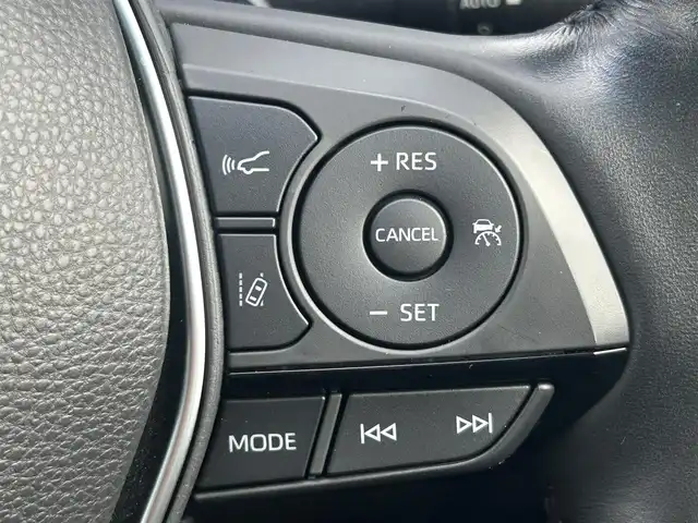 トヨタ クラウン ハイブリッド RS アドバンス 熊本県 2019(平31)年 1.6万km ホワイトパールクリスタルシャイン 純正ナビBluetooth/AM/FM/CD/DVD/SD/USB/Miracast/AUX/・DTV/トヨタセーフティセンス/・レーントレーシングアシスト/・プリクラッシュセーフティ/・ブラインドスポットモニター/・クリアランスソナー/・リアクロストラフィックアラート/・パーキングサポート/・ロードサインアシスト/・先行車発進お知らせ機能/・レーダークルーズコントロール/ヘッドアップディスプレイ/ポジションメモリーシート/フォグランプ/パドルシフト/電子パーキングブレーキ/ETC2.0/バックカメラ/電動格納ミラー/・ウィンカーミラー/革巻きステアリング/・ステアリングヒーター/シートヒーター/トランクオープナー/SOSボタン/ステアリングスイッチ/プッシュスタート/スマートキー/スペアキー/カードキー/純正フロアマット/純正アルミホイール