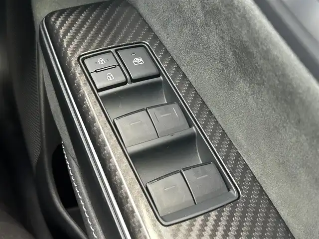 トヨタ クラウン ハイブリッド RS アドバンス 熊本県 2019(平31)年 1.6万km ホワイトパールクリスタルシャイン 純正ナビBluetooth/AM/FM/CD/DVD/SD/USB/Miracast/AUX/・DTV/トヨタセーフティセンス/・レーントレーシングアシスト/・プリクラッシュセーフティ/・ブラインドスポットモニター/・クリアランスソナー/・リアクロストラフィックアラート/・パーキングサポート/・ロードサインアシスト/・先行車発進お知らせ機能/・レーダークルーズコントロール/ヘッドアップディスプレイ/ポジションメモリーシート/フォグランプ/パドルシフト/電子パーキングブレーキ/ETC2.0/バックカメラ/電動格納ミラー/・ウィンカーミラー/革巻きステアリング/・ステアリングヒーター/シートヒーター/トランクオープナー/SOSボタン/ステアリングスイッチ/プッシュスタート/スマートキー/スペアキー/カードキー/純正フロアマット/純正アルミホイール