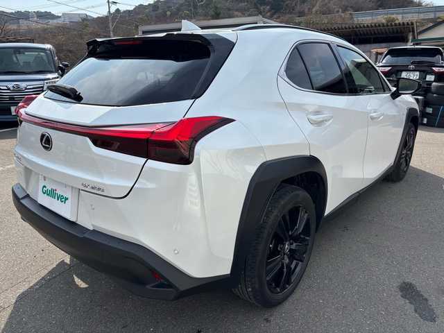 レクサス ＵＸ 200 アーバンエレガンス 福岡県 2021(令3)年 4.1万km ソニッククォーツ メーカーナビ/フルセグTV//CD/SD/BTA/USB/全方位カメラ/黒革(合皮)パワーシート/ヒーター/プリクラッシュシステム/パワーバックドア/ビルトインETC2.0/パドルシフト/LEDヘッドライト/純正18インチAW/保証書/取扱説明書/スペアキー