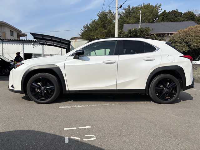 レクサス ＵＸ 200 アーバンエレガンス 福岡県 2021(令3)年 4.1万km ソニッククォーツ メーカーナビ/フルセグTV//CD/SD/BTA/USB/全方位カメラ/黒革(合皮)パワーシート/ヒーター/プリクラッシュシステム/パワーバックドア/ビルトインETC2.0/パドルシフト/LEDヘッドライト/純正18インチAW/保証書/取扱説明書/スペアキー