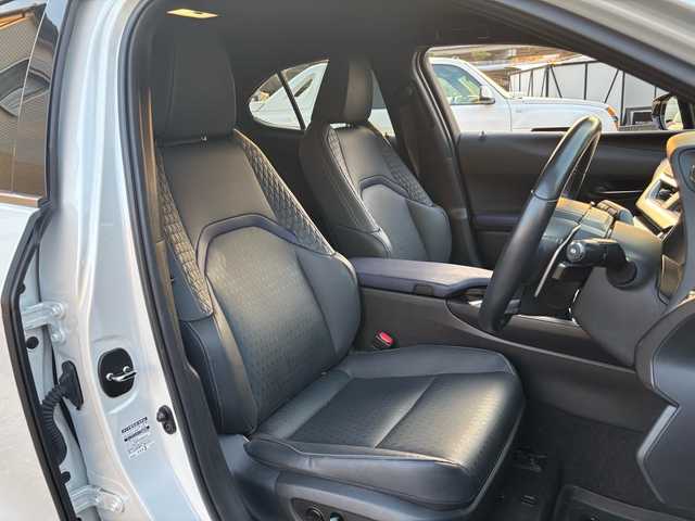 レクサス ＵＸ 200 アーバンエレガンス 福岡県 2021(令3)年 4.1万km ソニッククォーツ メーカーナビ/フルセグTV//CD/SD/BTA/USB/全方位カメラ/黒革(合皮)パワーシート/ヒーター/プリクラッシュシステム/パワーバックドア/ビルトインETC2.0/パドルシフト/LEDヘッドライト/純正18インチAW/保証書/取扱説明書/スペアキー