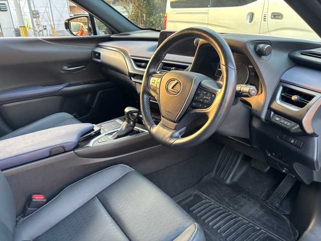 レクサス ＵＸ 200 アーバンエレガンス 福岡県 2021(令3)年 4.1万km ソニッククォーツ メーカーナビ/フルセグTV//CD/SD/BTA/USB/全方位カメラ/黒革(合皮)パワーシート/ヒーター/プリクラッシュシステム/パワーバックドア/ビルトインETC2.0/パドルシフト/LEDヘッドライト/純正18インチAW/保証書/取扱説明書/スペアキー