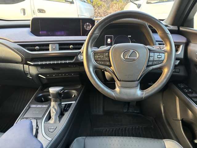 レクサス ＵＸ 200 アーバンエレガンス 福岡県 2021(令3)年 4.1万km ソニッククォーツ メーカーナビ/フルセグTV//CD/SD/BTA/USB/全方位カメラ/黒革(合皮)パワーシート/ヒーター/プリクラッシュシステム/パワーバックドア/ビルトインETC2.0/パドルシフト/LEDヘッドライト/純正18インチAW/保証書/取扱説明書/スペアキー