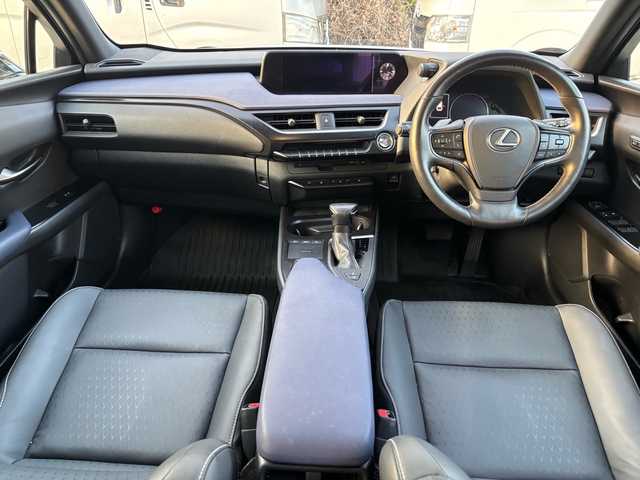 レクサス ＵＸ 200 アーバンエレガンス 福岡県 2021(令3)年 4.1万km ソニッククォーツ メーカーナビ/フルセグTV//CD/SD/BTA/USB/全方位カメラ/黒革(合皮)パワーシート/ヒーター/プリクラッシュシステム/パワーバックドア/ビルトインETC2.0/パドルシフト/LEDヘッドライト/純正18インチAW/保証書/取扱説明書/スペアキー