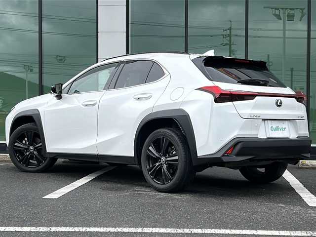 レクサス ＵＸ 200 アーバンエレガンス 福岡県 2021(令3)年 4.1万km ソニッククォーツ メーカーナビ/フルセグTV//CD/SD/BTA/USB/全方位カメラ/黒革(合皮)パワーシート/ヒーター/プリクラッシュシステム/パワーバックドア/ビルトインETC2.0/パドルシフト/LEDヘッドライト/純正18インチAW/保証書/取扱説明書/スペアキー
