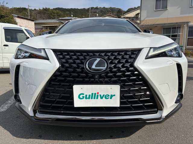 レクサス ＵＸ 200 アーバンエレガンス 福岡県 2021(令3)年 4.1万km ソニッククォーツ メーカーナビ/フルセグTV//CD/SD/BTA/USB/全方位カメラ/黒革(合皮)パワーシート/ヒーター/プリクラッシュシステム/パワーバックドア/ビルトインETC2.0/パドルシフト/LEDヘッドライト/純正18インチAW/保証書/取扱説明書/スペアキー