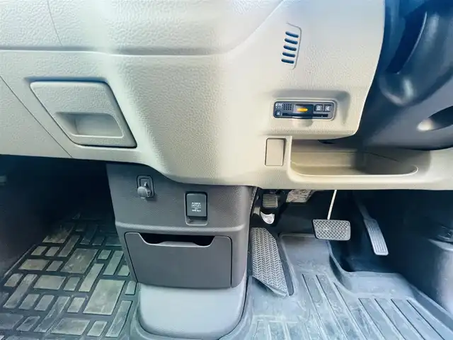 ホンダ Ｎ ＢＯＸ G L ホンダセンシング 岡山県 2019(令1)年 10.1万km プラチナホワイトパール (株)IDOMが運営する【じしゃロン岡山店】の自社ローン専用車両です。こちらは現金またはオートローンご利用時の価格です。 自社ローンご希望の方は別途その旨お申し付け下さい/＊純正ナビ（Gathers/ vxm-194vfi）/＊片側パワスラ/＊バックカメラ/＊プッシュST/＊前側ドラレコ(SDカードなし)/＊ホンダセンシング