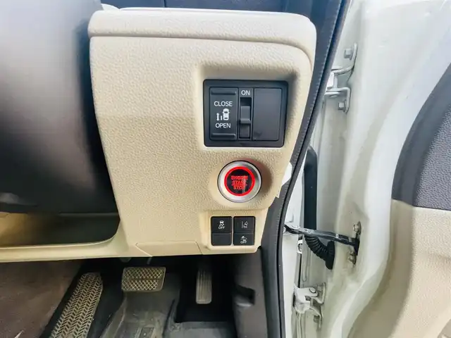ホンダ Ｎ ＢＯＸ G L ホンダセンシング 岡山県 2019(令1)年 10.1万km プラチナホワイトパール (株)IDOMが運営する【じしゃロン岡山店】の自社ローン専用車両です。こちらは現金またはオートローンご利用時の価格です。 自社ローンご希望の方は別途その旨お申し付け下さい/＊純正ナビ（Gathers/ vxm-194vfi）/＊片側パワスラ/＊バックカメラ/＊プッシュST/＊前側ドラレコ(SDカードなし)/＊ホンダセンシング