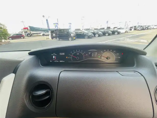 ホンダ Ｎ ＢＯＸ G L ホンダセンシング 岡山県 2019(令1)年 10.1万km プラチナホワイトパール (株)IDOMが運営する【じしゃロン岡山店】の自社ローン専用車両です。こちらは現金またはオートローンご利用時の価格です。 自社ローンご希望の方は別途その旨お申し付け下さい/＊純正ナビ（Gathers/ vxm-194vfi）/＊片側パワスラ/＊バックカメラ/＊プッシュST/＊前側ドラレコ(SDカードなし)/＊ホンダセンシング