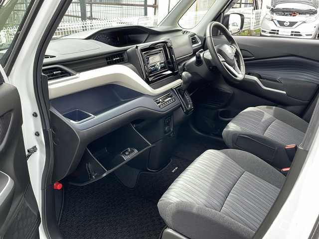 スズキ ソリオ HV MZ 道東・釧路十勝 2024(令6)年 2.4万km ピュアホワイトP 4WD/ワンオーナー/社外オーディオ/CD/BT/USB/AUX/両側パワースライドドア/前席シートヒーター/ヘッドアップディスプレイ/デュアルカメラブレーキサポート/追従クルーズコントロール/ハイビームアシスト/レーンキープアシスト/リアパーキングセンサー/サイドカーテンエアバック/スリムサーキュレーター/シートバックテーブル/後席ドアロールサンシェード/LEDヘッドライト/LEDフォグライト/純正15インチアルミホイール/純正フロアマット