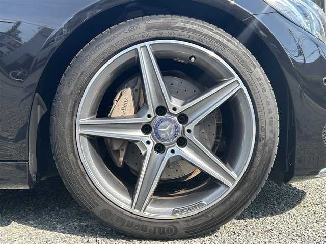 メルセデス・ベンツ Ｃ２２０ｄ アバンギャルド　AMGライン 兵庫県 2016(平28)年 4.7万km オブシディアンブラック ・ベーシックパッケージ//パークトロニック//シートヒーター（前席）/・プレミアムパッケージ//パワートランクリッド/・レザーエクスクルーシブパッケージ//本革シート//エアバランスパッケージ（パフュームアトマイザー）/・AMGライン//18インチ5スポークAW//AMGスタイリングパッケージ//Mercedes-Benzロゴ入りキャリパー/・COMANDシステム/・バックカメラ/・ヘッドアップディスプレイ/・前席パワーシート/・ダイナミックセレクト/・ETC/・AIRマチックサスペンション/・アンビエントライト/・オートLEDヘッドランプ/【セーフティ】//ディストロニックプラス//ステアリングアシスト//レーンキープアシスト//PRE-SAFEブレーキ//ブラインドスポットアシスト//アテンションアシスト