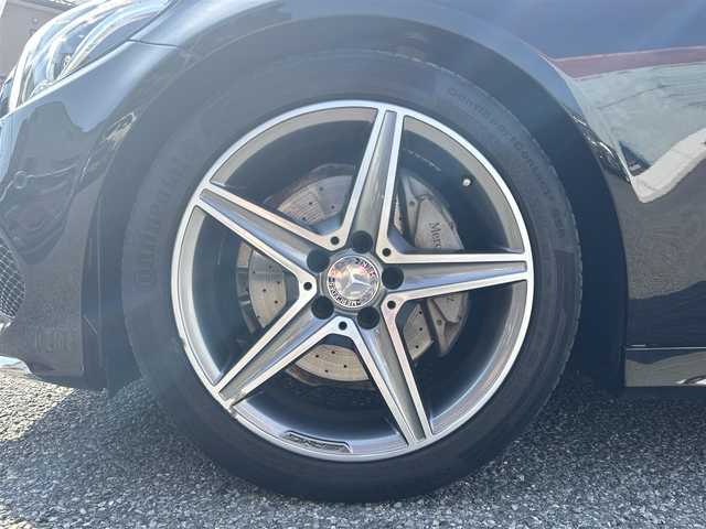 メルセデス・ベンツ Ｃ２２０ｄ アバンギャルド　AMGライン 兵庫県 2016(平28)年 4.7万km オブシディアンブラック ・ベーシックパッケージ//パークトロニック//シートヒーター（前席）/・プレミアムパッケージ//パワートランクリッド/・レザーエクスクルーシブパッケージ//本革シート//エアバランスパッケージ（パフュームアトマイザー）/・AMGライン//18インチ5スポークAW//AMGスタイリングパッケージ//Mercedes-Benzロゴ入りキャリパー/・COMANDシステム/・バックカメラ/・ヘッドアップディスプレイ/・前席パワーシート/・ダイナミックセレクト/・ETC/・AIRマチックサスペンション/・アンビエントライト/・オートLEDヘッドランプ/【セーフティ】//ディストロニックプラス//ステアリングアシスト//レーンキープアシスト//PRE-SAFEブレーキ//ブラインドスポットアシスト//アテンションアシスト
