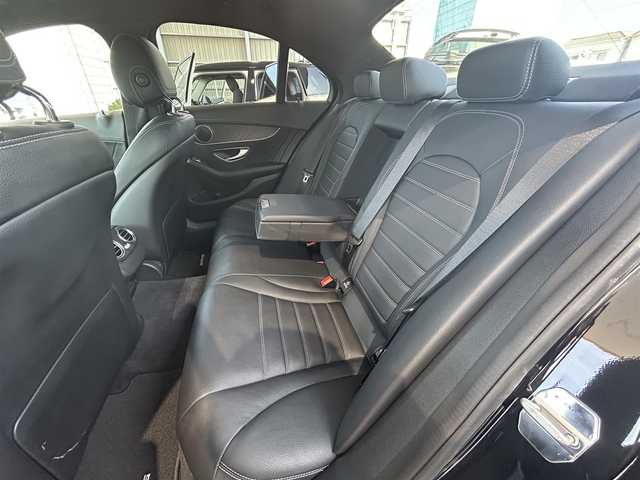 メルセデス・ベンツ Ｃ２２０ｄ アバンギャルド　AMGライン 兵庫県 2016(平28)年 4.7万km オブシディアンブラック ・ベーシックパッケージ//パークトロニック//シートヒーター（前席）/・プレミアムパッケージ//パワートランクリッド/・レザーエクスクルーシブパッケージ//本革シート//エアバランスパッケージ（パフュームアトマイザー）/・AMGライン//18インチ5スポークAW//AMGスタイリングパッケージ//Mercedes-Benzロゴ入りキャリパー/・COMANDシステム/・バックカメラ/・ヘッドアップディスプレイ/・前席パワーシート/・ダイナミックセレクト/・ETC/・AIRマチックサスペンション/・アンビエントライト/・オートLEDヘッドランプ/【セーフティ】//ディストロニックプラス//ステアリングアシスト//レーンキープアシスト//PRE-SAFEブレーキ//ブラインドスポットアシスト//アテンションアシスト