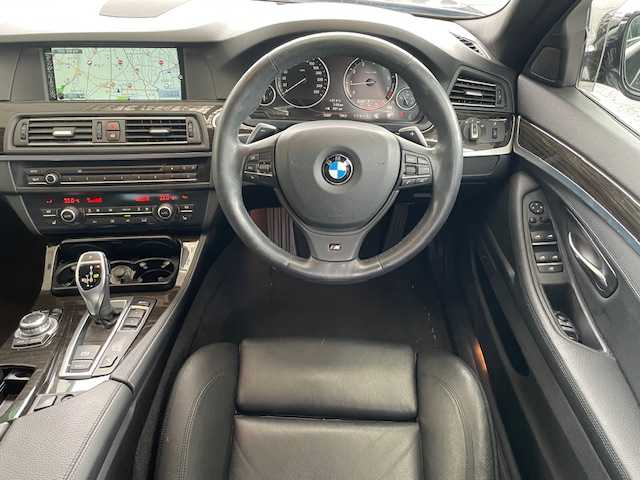 ＢＭＷ ５２８ｉ ツーリング Mスポーツ 埼玉県 2013(平25)年 2万km ジェットブラック 登録時走行距離19297km/車検R8年5月21日まで/ターボ/純正メーカーHDDナビゲーション/（CD/DVD/BT）/フルセグテレビ/バックカメラ/純正19インチアルミホイール/クルーズコントロール/LIMスイッチ/黒革シート/前席パワーシート /（シートメモリ付き）/シートヒーター/HIDヘッドライト/フォグランプ/ETC(ミラー一体型)/パドルシフト/クリアランスソナー /ステアリングリモコン/オートライト/電動格納ミラー/アイドリングストップ/ドアバイザー/プッシュスタート/スマートキー/新車保証書/取扱説明書