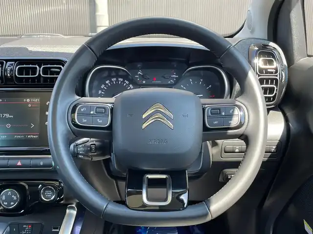 シトロエン シトロエン Ｃ３ エアクロス シャインパック ブルーHDi 香川県 2023(令5)年 2.4万km グレーⅡ アクティブセーフティーブレーキ/ブラインドスポットモニター/レーンアシスト/F/Rドライブレコーダー/インテリジェントハイビーム/LEDヘッドライト/AppleCarPlay/AndroidAuto/MirrorLink/スマートキー/アイドリングストップ/クルーズコントロール/パーキングアシスト/全方位カメラ/バックカメラ/ハーフレザーシート/純正17インチアルミ/コーナーセンサー
