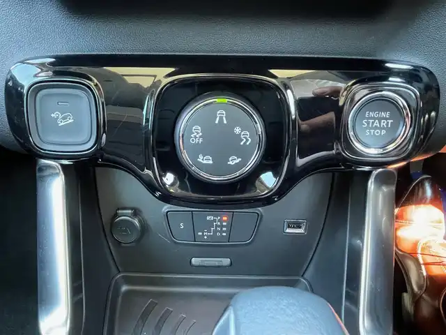 シトロエン シトロエン Ｃ３ エアクロス シャインパック ブルーHDi 香川県 2023(令5)年 2.4万km グレーⅡ アクティブセーフティーブレーキ/ブラインドスポットモニター/レーンアシスト/F/Rドライブレコーダー/インテリジェントハイビーム/LEDヘッドライト/AppleCarPlay/AndroidAuto/MirrorLink/スマートキー/アイドリングストップ/クルーズコントロール/パーキングアシスト/全方位カメラ/バックカメラ/ハーフレザーシート/純正17インチアルミ/コーナーセンサー