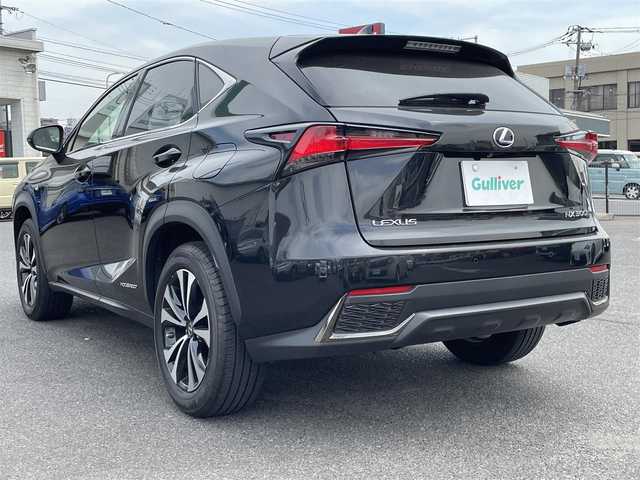 レクサス ＮＸ 300h Fスポーツ 広島県 2018(平30)年 0.9万km グラファイトブラックガラスフレーク ワンオーナー/純正10.3インチナビ（CD/DVD/Bluetooth）/フルセグTV（走行中視聴可）/全方位モニター/ETC2.0/レッド×ブラック コンビレザーシート/・シートヒーター/・エアシート/・パワーシート（メモリー機能付き）/三眼LEDヘッドライト/シーケンシャルウインカー/レーダークルーズコントロール/衝突被害軽減ブレーキ/車線逸脱防止支援機能/オートマチックハイビーム/コーナーセンサー/純正18インチAW/ステアリングヒーター/オートブレーキホールド/スペアキー×2