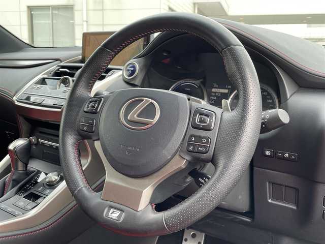 レクサス ＮＸ 300h Fスポーツ 広島県 2018(平30)年 0.9万km グラファイトブラックガラスフレーク ワンオーナー/純正10.3インチナビ（CD/DVD/Bluetooth）/フルセグTV（走行中視聴可）/全方位モニター/ETC2.0/レッド×ブラック コンビレザーシート/・シートヒーター/・エアシート/・パワーシート（メモリー機能付き）/三眼LEDヘッドライト/シーケンシャルウインカー/レーダークルーズコントロール/衝突被害軽減ブレーキ/車線逸脱防止支援機能/オートマチックハイビーム/コーナーセンサー/純正18インチAW/ステアリングヒーター/オートブレーキホールド/スペアキー×2
