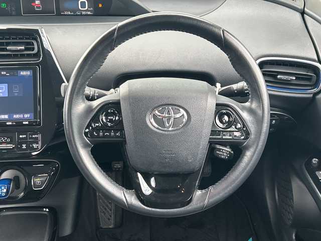 トヨタ プリウス A プレミアム　ツーリングセレ 千葉県 2019(平31)年 3.6万km ブルーM 純正9インチナビ/(フルセグTV/BT/CD/DVD/FM/AM)/バックカメラ/ドライブレコーダー/レザーシート/シートヒーター/エアシート/ブラインドスポットモニター/衝突被害軽減システム/車線逸脱警報/クルーズコントロール/横滑り防止装置/ビルトインETC2.0/アイドリングストップ/LEDヘッドライト/フォグランプ/オートライト/ウィンカーミラー/電動格納ミラー/純正17インチAW/シートリフター/プッシュスタート/スマートキー/フロアマット/ドアバイザー/スペアキー/取扱説明書/保証書