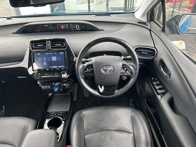 トヨタ プリウス A プレミアム　ツーリングセレ 千葉県 2019(平31)年 3.6万km ブルーM 純正9インチナビ/(フルセグTV/BT/CD/DVD/FM/AM)/バックカメラ/ドライブレコーダー/レザーシート/シートヒーター/エアシート/ブラインドスポットモニター/衝突被害軽減システム/車線逸脱警報/クルーズコントロール/横滑り防止装置/ビルトインETC2.0/アイドリングストップ/LEDヘッドライト/フォグランプ/オートライト/ウィンカーミラー/電動格納ミラー/純正17インチAW/シートリフター/プッシュスタート/スマートキー/フロアマット/ドアバイザー/スペアキー/取扱説明書/保証書