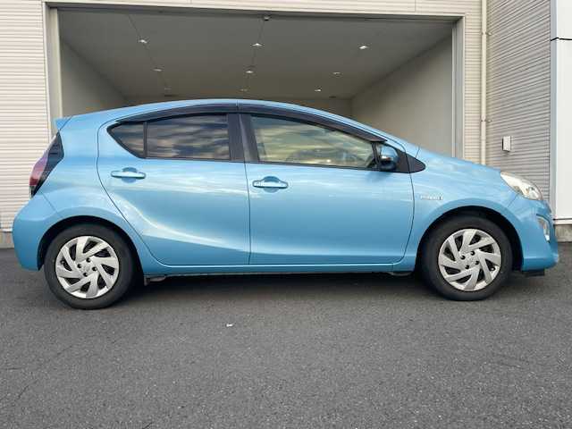 トヨタ アクア S 静岡県 2015(平27)年 10.6万km クールソーダメタリック ワンオーナー/ECOモード/EVモード/横滑り防止装置/ETC/ハイブリッド/Bluetooth/フルセグTV/純正フロアマット