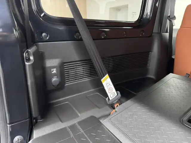 スズキ ジムニー XC 三重県 2023(令5)年 0.1千km ブルーイッシュブラックパール3 届出済未使用車（商品化登録時走行距離19km）/ガソリン・ターボ/パートタイム4WD/フロア4AT/カスタムパーツ/・METAL ROCK 16inビートリングAW/・大型グリルガード/・GIGEAR LEDフォグライト/・GIGEAR リアラダー/・GIGEAR ブラウンキルティングレザーシートカバー/・オーバーフェンダー/・GIGEAR 1.5インチリフトアップキット/・トーヨー・オープンカントリーR/T 185/85R16/9インチ ディスプレイオーディオ/（FM/AM/Bluetooth/USB/AUX/AppleCarPlay/AndroidAuto?）/バックカメラ/安全/・デュアルセンサーブレーキサポート/・車線逸脱警報機能/・ふらつき警報機能/・標識認識機能/・ハイビームアシスト/・トラクションコントロールシステム/・ヒルディセントコントロール/など/装備/・クルーズコントロール/・シートヒーター（D/N）/・オートエアコン/・ステアリングスイッチ/・オートライト/・LEDヘッドランプ/・フロントフォグランプ/・プッシュスタート/・電動格納ドアミラー/・背面スペアタイヤ/・保/取/ナビ取/・スマートキーx1/など