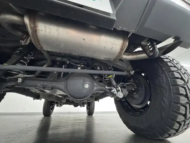 スズキ ジムニー XC 三重県 2023(令5)年 0.1千km ブルーイッシュブラックパール3 届出済未使用車（商品化登録時走行距離19km）/ガソリン・ターボ/パートタイム4WD/フロア4AT/カスタムパーツ/・METAL ROCK 16inビートリングAW/・大型グリルガード/・GIGEAR LEDフォグライト/・GIGEAR リアラダー/・GIGEAR ブラウンキルティングレザーシートカバー/・オーバーフェンダー/・GIGEAR 1.5インチリフトアップキット/・トーヨー・オープンカントリーR/T 185/85R16/9インチ ディスプレイオーディオ/（FM/AM/Bluetooth/USB/AUX/AppleCarPlay/AndroidAuto?）/バックカメラ/安全/・デュアルセンサーブレーキサポート/・車線逸脱警報機能/・ふらつき警報機能/・標識認識機能/・ハイビームアシスト/・トラクションコントロールシステム/・ヒルディセントコントロール/など/装備/・クルーズコントロール/・シートヒーター（D/N）/・オートエアコン/・ステアリングスイッチ/・オートライト/・LEDヘッドランプ/・フロントフォグランプ/・プッシュスタート/・電動格納ドアミラー/・背面スペアタイヤ/・保/取/ナビ取/・スマートキーx1/など