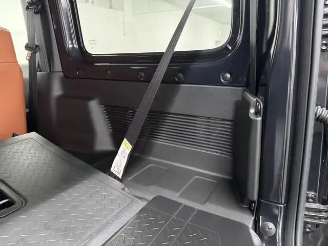 スズキ ジムニー XC 三重県 2023(令5)年 0.1千km ブルーイッシュブラックパール3 届出済未使用車（商品化登録時走行距離19km）/ガソリン・ターボ/パートタイム4WD/フロア4AT/カスタムパーツ/・METAL ROCK 16inビートリングAW/・大型グリルガード/・GIGEAR LEDフォグライト/・GIGEAR リアラダー/・GIGEAR ブラウンキルティングレザーシートカバー/・オーバーフェンダー/・GIGEAR 1.5インチリフトアップキット/・トーヨー・オープンカントリーR/T 185/85R16/9インチ ディスプレイオーディオ/（FM/AM/Bluetooth/USB/AUX/AppleCarPlay/AndroidAuto?）/バックカメラ/安全/・デュアルセンサーブレーキサポート/・車線逸脱警報機能/・ふらつき警報機能/・標識認識機能/・ハイビームアシスト/・トラクションコントロールシステム/・ヒルディセントコントロール/など/装備/・クルーズコントロール/・シートヒーター（D/N）/・オートエアコン/・ステアリングスイッチ/・オートライト/・LEDヘッドランプ/・フロントフォグランプ/・プッシュスタート/・電動格納ドアミラー/・背面スペアタイヤ/・保/取/ナビ取/・スマートキーx1/など