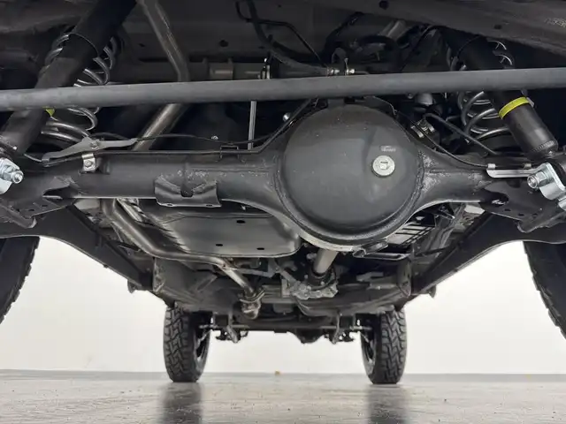 スズキ ジムニー XC 三重県 2023(令5)年 0.1千km ブルーイッシュブラックパール3 届出済未使用車（商品化登録時走行距離19km）/ガソリン・ターボ/パートタイム4WD/フロア4AT/カスタムパーツ/・METAL ROCK 16inビートリングAW/・大型グリルガード/・GIGEAR LEDフォグライト/・GIGEAR リアラダー/・GIGEAR ブラウンキルティングレザーシートカバー/・オーバーフェンダー/・GIGEAR 1.5インチリフトアップキット/・トーヨー・オープンカントリーR/T 185/85R16/9インチ ディスプレイオーディオ/（FM/AM/Bluetooth/USB/AUX/AppleCarPlay/AndroidAuto?）/バックカメラ/安全/・デュアルセンサーブレーキサポート/・車線逸脱警報機能/・ふらつき警報機能/・標識認識機能/・ハイビームアシスト/・トラクションコントロールシステム/・ヒルディセントコントロール/など/装備/・クルーズコントロール/・シートヒーター（D/N）/・オートエアコン/・ステアリングスイッチ/・オートライト/・LEDヘッドランプ/・フロントフォグランプ/・プッシュスタート/・電動格納ドアミラー/・背面スペアタイヤ/・保/取/ナビ取/・スマートキーx1/など