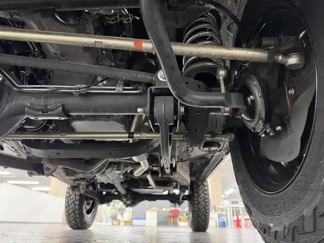 スズキ ジムニー XC 三重県 2023(令5)年 0.1千km ブルーイッシュブラックパール3 届出済未使用車（商品化登録時走行距離19km）/ガソリン・ターボ/パートタイム4WD/フロア4AT/カスタムパーツ/・METAL ROCK 16inビートリングAW/・大型グリルガード/・GIGEAR LEDフォグライト/・GIGEAR リアラダー/・GIGEAR ブラウンキルティングレザーシートカバー/・オーバーフェンダー/・GIGEAR 1.5インチリフトアップキット/・トーヨー・オープンカントリーR/T 185/85R16/9インチ ディスプレイオーディオ/（FM/AM/Bluetooth/USB/AUX/AppleCarPlay/AndroidAuto?）/バックカメラ/安全/・デュアルセンサーブレーキサポート/・車線逸脱警報機能/・ふらつき警報機能/・標識認識機能/・ハイビームアシスト/・トラクションコントロールシステム/・ヒルディセントコントロール/など/装備/・クルーズコントロール/・シートヒーター（D/N）/・オートエアコン/・ステアリングスイッチ/・オートライト/・LEDヘッドランプ/・フロントフォグランプ/・プッシュスタート/・電動格納ドアミラー/・背面スペアタイヤ/・保/取/ナビ取/・スマートキーx1/など