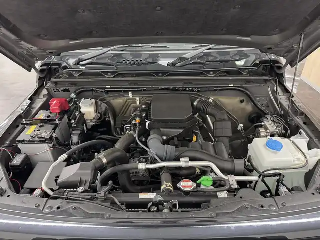 スズキ ジムニー XC 三重県 2023(令5)年 0.1千km ブルーイッシュブラックパール3 届出済未使用車（商品化登録時走行距離19km）/ガソリン・ターボ/パートタイム4WD/フロア4AT/カスタムパーツ/・METAL ROCK 16inビートリングAW/・大型グリルガード/・GIGEAR LEDフォグライト/・GIGEAR リアラダー/・GIGEAR ブラウンキルティングレザーシートカバー/・オーバーフェンダー/・GIGEAR 1.5インチリフトアップキット/・トーヨー・オープンカントリーR/T 185/85R16/9インチ ディスプレイオーディオ/（FM/AM/Bluetooth/USB/AUX/AppleCarPlay/AndroidAuto?）/バックカメラ/安全/・デュアルセンサーブレーキサポート/・車線逸脱警報機能/・ふらつき警報機能/・標識認識機能/・ハイビームアシスト/・トラクションコントロールシステム/・ヒルディセントコントロール/など/装備/・クルーズコントロール/・シートヒーター（D/N）/・オートエアコン/・ステアリングスイッチ/・オートライト/・LEDヘッドランプ/・フロントフォグランプ/・プッシュスタート/・電動格納ドアミラー/・背面スペアタイヤ/・保/取/ナビ取/・スマートキーx1/など
