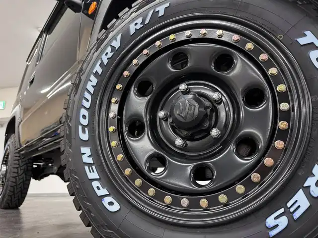 スズキ ジムニー XC 三重県 2023(令5)年 0.1千km ブルーイッシュブラックパール3 届出済未使用車（商品化登録時走行距離19km）/ガソリン・ターボ/パートタイム4WD/フロア4AT/カスタムパーツ/・METAL ROCK 16inビートリングAW/・大型グリルガード/・GIGEAR LEDフォグライト/・GIGEAR リアラダー/・GIGEAR ブラウンキルティングレザーシートカバー/・オーバーフェンダー/・GIGEAR 1.5インチリフトアップキット/・トーヨー・オープンカントリーR/T 185/85R16/9インチ ディスプレイオーディオ/（FM/AM/Bluetooth/USB/AUX/AppleCarPlay/AndroidAuto?）/バックカメラ/安全/・デュアルセンサーブレーキサポート/・車線逸脱警報機能/・ふらつき警報機能/・標識認識機能/・ハイビームアシスト/・トラクションコントロールシステム/・ヒルディセントコントロール/など/装備/・クルーズコントロール/・シートヒーター（D/N）/・オートエアコン/・ステアリングスイッチ/・オートライト/・LEDヘッドランプ/・フロントフォグランプ/・プッシュスタート/・電動格納ドアミラー/・背面スペアタイヤ/・保/取/ナビ取/・スマートキーx1/など