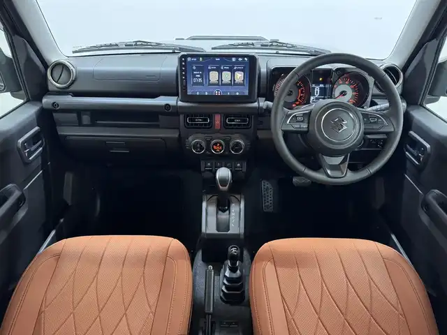 スズキ ジムニー XC 三重県 2023(令5)年 0.1千km ブルーイッシュブラックパール3 届出済未使用車（商品化登録時走行距離19km）/ガソリン・ターボ/パートタイム4WD/フロア4AT/カスタムパーツ/・METAL ROCK 16inビートリングAW/・大型グリルガード/・GIGEAR LEDフォグライト/・GIGEAR リアラダー/・GIGEAR ブラウンキルティングレザーシートカバー/・オーバーフェンダー/・GIGEAR 1.5インチリフトアップキット/・トーヨー・オープンカントリーR/T 185/85R16/9インチ ディスプレイオーディオ/（FM/AM/Bluetooth/USB/AUX/AppleCarPlay/AndroidAuto?）/バックカメラ/安全/・デュアルセンサーブレーキサポート/・車線逸脱警報機能/・ふらつき警報機能/・標識認識機能/・ハイビームアシスト/・トラクションコントロールシステム/・ヒルディセントコントロール/など/装備/・クルーズコントロール/・シートヒーター（D/N）/・オートエアコン/・ステアリングスイッチ/・オートライト/・LEDヘッドランプ/・フロントフォグランプ/・プッシュスタート/・電動格納ドアミラー/・背面スペアタイヤ/・保/取/ナビ取/・スマートキーx1/など