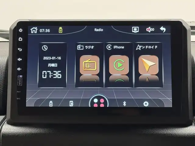 スズキ ジムニー XC 三重県 2023(令5)年 0.1千km ブルーイッシュブラックパール3 届出済未使用車（商品化登録時走行距離19km）/ガソリン・ターボ/パートタイム4WD/フロア4AT/カスタムパーツ/・METAL ROCK 16inビートリングAW/・大型グリルガード/・GIGEAR LEDフォグライト/・GIGEAR リアラダー/・GIGEAR ブラウンキルティングレザーシートカバー/・オーバーフェンダー/・GIGEAR 1.5インチリフトアップキット/・トーヨー・オープンカントリーR/T 185/85R16/9インチ ディスプレイオーディオ/（FM/AM/Bluetooth/USB/AUX/AppleCarPlay/AndroidAuto?）/バックカメラ/安全/・デュアルセンサーブレーキサポート/・車線逸脱警報機能/・ふらつき警報機能/・標識認識機能/・ハイビームアシスト/・トラクションコントロールシステム/・ヒルディセントコントロール/など/装備/・クルーズコントロール/・シートヒーター（D/N）/・オートエアコン/・ステアリングスイッチ/・オートライト/・LEDヘッドランプ/・フロントフォグランプ/・プッシュスタート/・電動格納ドアミラー/・背面スペアタイヤ/・保/取/ナビ取/・スマートキーx1/など