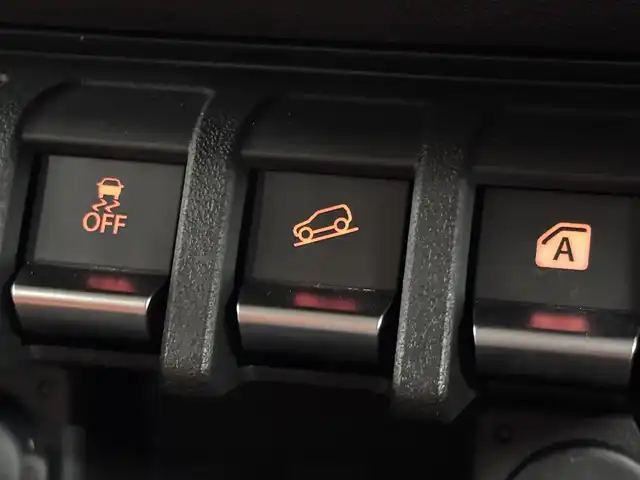 スズキ ジムニー XC 三重県 2023(令5)年 0.1千km ブルーイッシュブラックパール3 届出済未使用車（商品化登録時走行距離19km）/ガソリン・ターボ/パートタイム4WD/フロア4AT/カスタムパーツ/・METAL ROCK 16inビートリングAW/・大型グリルガード/・GIGEAR LEDフォグライト/・GIGEAR リアラダー/・GIGEAR ブラウンキルティングレザーシートカバー/・オーバーフェンダー/・GIGEAR 1.5インチリフトアップキット/・トーヨー・オープンカントリーR/T 185/85R16/9インチ ディスプレイオーディオ/（FM/AM/Bluetooth/USB/AUX/AppleCarPlay/AndroidAuto?）/バックカメラ/安全/・デュアルセンサーブレーキサポート/・車線逸脱警報機能/・ふらつき警報機能/・標識認識機能/・ハイビームアシスト/・トラクションコントロールシステム/・ヒルディセントコントロール/など/装備/・クルーズコントロール/・シートヒーター（D/N）/・オートエアコン/・ステアリングスイッチ/・オートライト/・LEDヘッドランプ/・フロントフォグランプ/・プッシュスタート/・電動格納ドアミラー/・背面スペアタイヤ/・保/取/ナビ取/・スマートキーx1/など