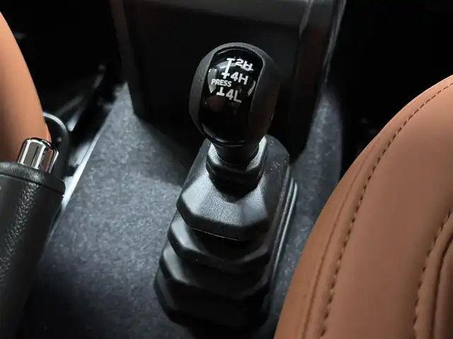 スズキ ジムニー XC 三重県 2023(令5)年 0.1千km ブルーイッシュブラックパール3 届出済未使用車（商品化登録時走行距離19km）/ガソリン・ターボ/パートタイム4WD/フロア4AT/カスタムパーツ/・METAL ROCK 16inビートリングAW/・大型グリルガード/・GIGEAR LEDフォグライト/・GIGEAR リアラダー/・GIGEAR ブラウンキルティングレザーシートカバー/・オーバーフェンダー/・GIGEAR 1.5インチリフトアップキット/・トーヨー・オープンカントリーR/T 185/85R16/9インチ ディスプレイオーディオ/（FM/AM/Bluetooth/USB/AUX/AppleCarPlay/AndroidAuto?）/バックカメラ/安全/・デュアルセンサーブレーキサポート/・車線逸脱警報機能/・ふらつき警報機能/・標識認識機能/・ハイビームアシスト/・トラクションコントロールシステム/・ヒルディセントコントロール/など/装備/・クルーズコントロール/・シートヒーター（D/N）/・オートエアコン/・ステアリングスイッチ/・オートライト/・LEDヘッドランプ/・フロントフォグランプ/・プッシュスタート/・電動格納ドアミラー/・背面スペアタイヤ/・保/取/ナビ取/・スマートキーx1/など