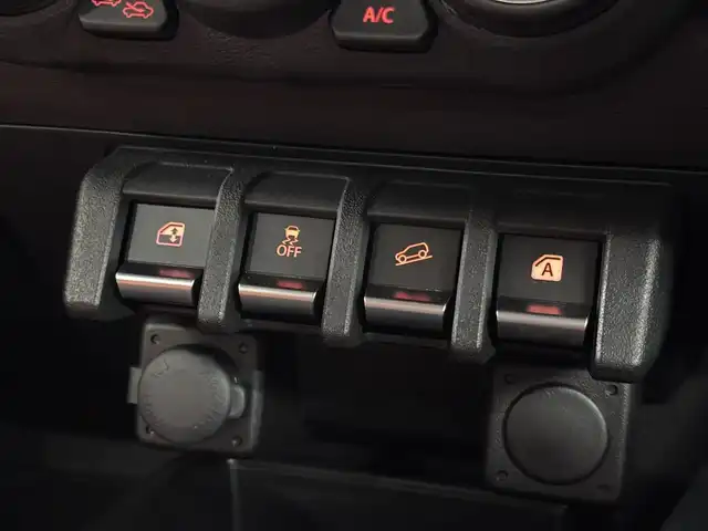 スズキ ジムニー XC 三重県 2023(令5)年 0.1千km ブルーイッシュブラックパール3 届出済未使用車（商品化登録時走行距離19km）/ガソリン・ターボ/パートタイム4WD/フロア4AT/カスタムパーツ/・METAL ROCK 16inビートリングAW/・大型グリルガード/・GIGEAR LEDフォグライト/・GIGEAR リアラダー/・GIGEAR ブラウンキルティングレザーシートカバー/・オーバーフェンダー/・GIGEAR 1.5インチリフトアップキット/・トーヨー・オープンカントリーR/T 185/85R16/9インチ ディスプレイオーディオ/（FM/AM/Bluetooth/USB/AUX/AppleCarPlay/AndroidAuto?）/バックカメラ/安全/・デュアルセンサーブレーキサポート/・車線逸脱警報機能/・ふらつき警報機能/・標識認識機能/・ハイビームアシスト/・トラクションコントロールシステム/・ヒルディセントコントロール/など/装備/・クルーズコントロール/・シートヒーター（D/N）/・オートエアコン/・ステアリングスイッチ/・オートライト/・LEDヘッドランプ/・フロントフォグランプ/・プッシュスタート/・電動格納ドアミラー/・背面スペアタイヤ/・保/取/ナビ取/・スマートキーx1/など