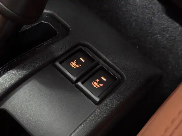 スズキ ジムニー XC 三重県 2023(令5)年 0.1千km ブルーイッシュブラックパール3 届出済未使用車（商品化登録時走行距離19km）/ガソリン・ターボ/パートタイム4WD/フロア4AT/カスタムパーツ/・METAL ROCK 16inビートリングAW/・大型グリルガード/・GIGEAR LEDフォグライト/・GIGEAR リアラダー/・GIGEAR ブラウンキルティングレザーシートカバー/・オーバーフェンダー/・GIGEAR 1.5インチリフトアップキット/・トーヨー・オープンカントリーR/T 185/85R16/9インチ ディスプレイオーディオ/（FM/AM/Bluetooth/USB/AUX/AppleCarPlay/AndroidAuto?）/バックカメラ/安全/・デュアルセンサーブレーキサポート/・車線逸脱警報機能/・ふらつき警報機能/・標識認識機能/・ハイビームアシスト/・トラクションコントロールシステム/・ヒルディセントコントロール/など/装備/・クルーズコントロール/・シートヒーター（D/N）/・オートエアコン/・ステアリングスイッチ/・オートライト/・LEDヘッドランプ/・フロントフォグランプ/・プッシュスタート/・電動格納ドアミラー/・背面スペアタイヤ/・保/取/ナビ取/・スマートキーx1/など