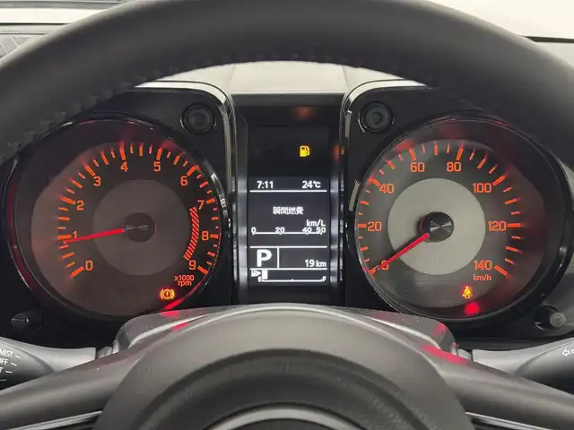 スズキ ジムニー XC 三重県 2023(令5)年 0.1千km ブルーイッシュブラックパール3 届出済未使用車（商品化登録時走行距離19km）/ガソリン・ターボ/パートタイム4WD/フロア4AT/カスタムパーツ/・METAL ROCK 16inビートリングAW/・大型グリルガード/・GIGEAR LEDフォグライト/・GIGEAR リアラダー/・GIGEAR ブラウンキルティングレザーシートカバー/・オーバーフェンダー/・GIGEAR 1.5インチリフトアップキット/・トーヨー・オープンカントリーR/T 185/85R16/9インチ ディスプレイオーディオ/（FM/AM/Bluetooth/USB/AUX/AppleCarPlay/AndroidAuto?）/バックカメラ/安全/・デュアルセンサーブレーキサポート/・車線逸脱警報機能/・ふらつき警報機能/・標識認識機能/・ハイビームアシスト/・トラクションコントロールシステム/・ヒルディセントコントロール/など/装備/・クルーズコントロール/・シートヒーター（D/N）/・オートエアコン/・ステアリングスイッチ/・オートライト/・LEDヘッドランプ/・フロントフォグランプ/・プッシュスタート/・電動格納ドアミラー/・背面スペアタイヤ/・保/取/ナビ取/・スマートキーx1/など