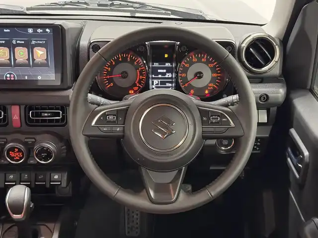 スズキ ジムニー XC 三重県 2023(令5)年 0.1千km ブルーイッシュブラックパール3 届出済未使用車（商品化登録時走行距離19km）/ガソリン・ターボ/パートタイム4WD/フロア4AT/カスタムパーツ/・METAL ROCK 16inビートリングAW/・大型グリルガード/・GIGEAR LEDフォグライト/・GIGEAR リアラダー/・GIGEAR ブラウンキルティングレザーシートカバー/・オーバーフェンダー/・GIGEAR 1.5インチリフトアップキット/・トーヨー・オープンカントリーR/T 185/85R16/9インチ ディスプレイオーディオ/（FM/AM/Bluetooth/USB/AUX/AppleCarPlay/AndroidAuto?）/バックカメラ/安全/・デュアルセンサーブレーキサポート/・車線逸脱警報機能/・ふらつき警報機能/・標識認識機能/・ハイビームアシスト/・トラクションコントロールシステム/・ヒルディセントコントロール/など/装備/・クルーズコントロール/・シートヒーター（D/N）/・オートエアコン/・ステアリングスイッチ/・オートライト/・LEDヘッドランプ/・フロントフォグランプ/・プッシュスタート/・電動格納ドアミラー/・背面スペアタイヤ/・保/取/ナビ取/・スマートキーx1/など